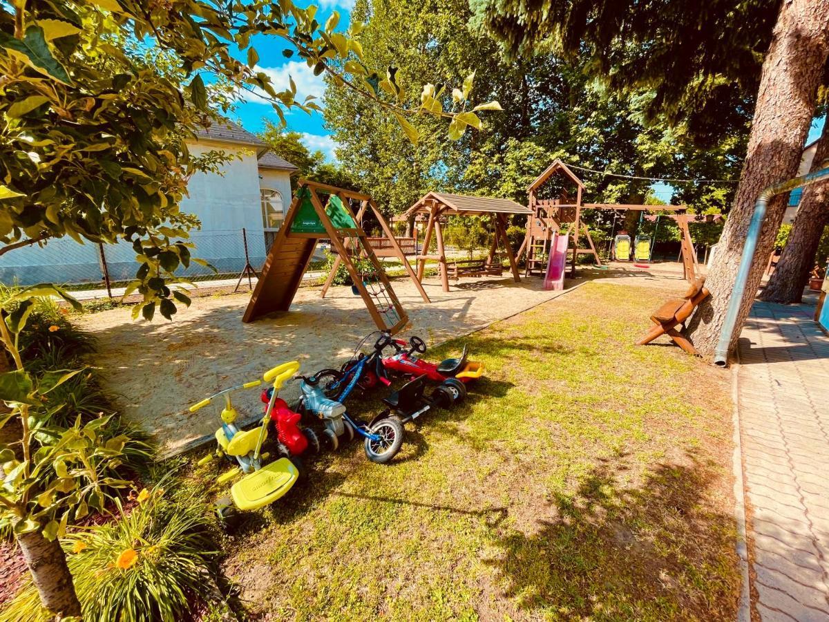Sommer Panzio Balatonfoldvar Exterior photo