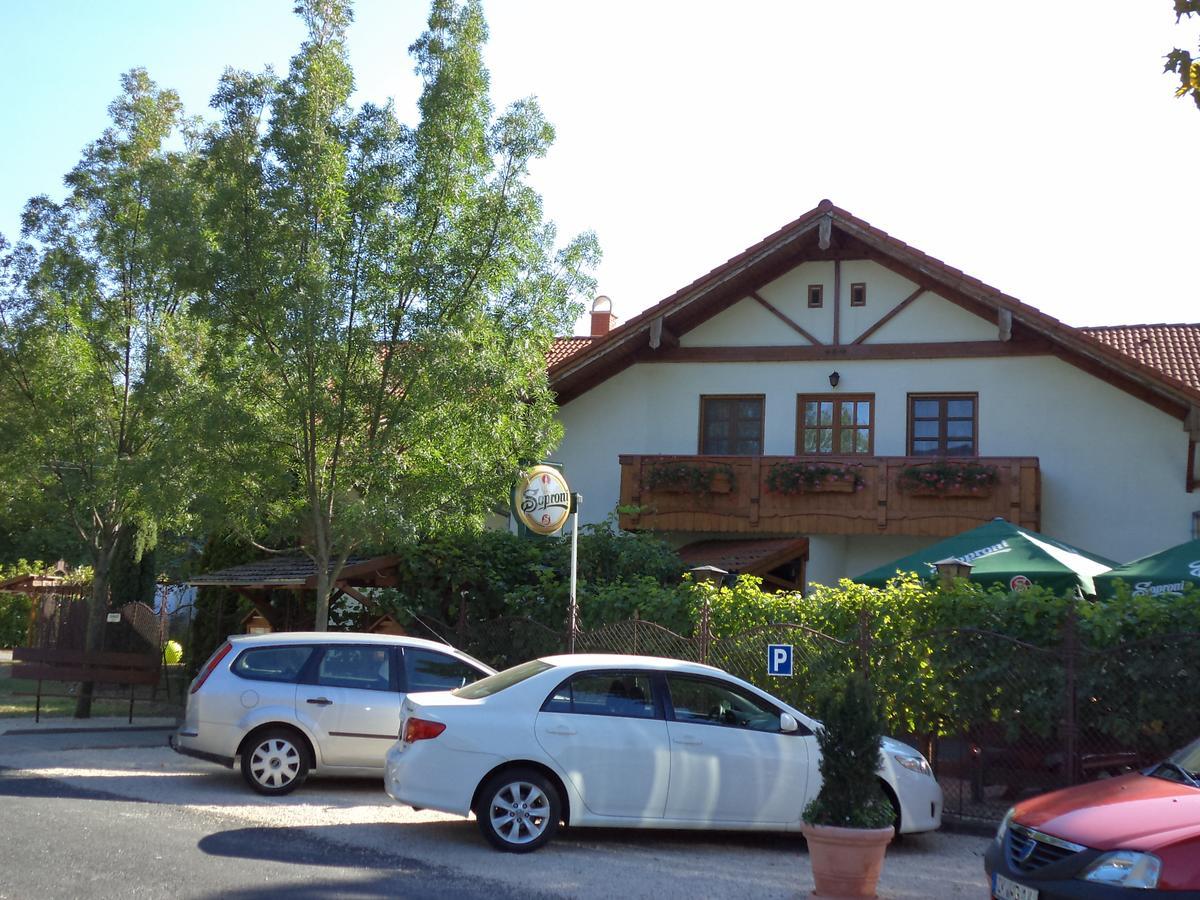 Sommer Panzio Balatonfoldvar Exterior photo